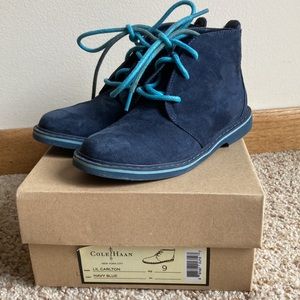 Cole Haan Boy’s Lil Carlton Navy Blue Suede Chukka Boots Shoes Sz 9